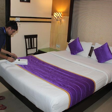 Vp International Hotel Bangalore Exterior photo