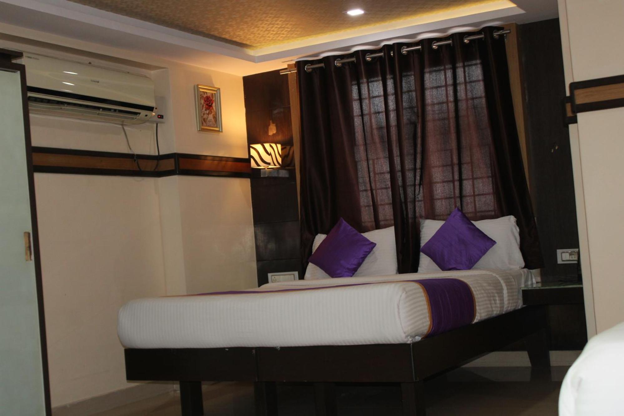 Vp International Hotel Bangalore Exterior photo