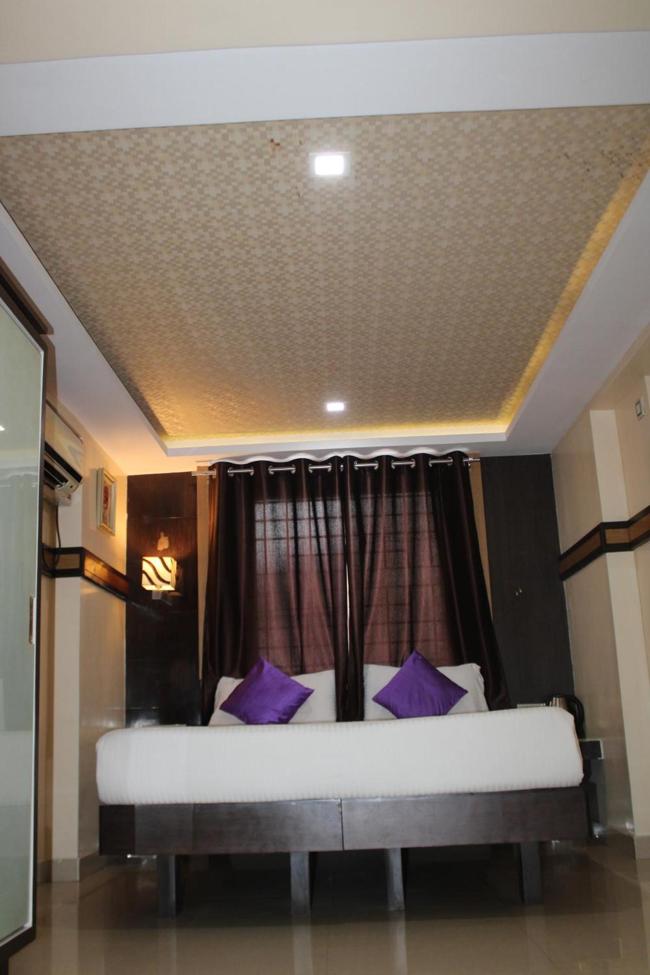 Vp International Hotel Bangalore Exterior photo