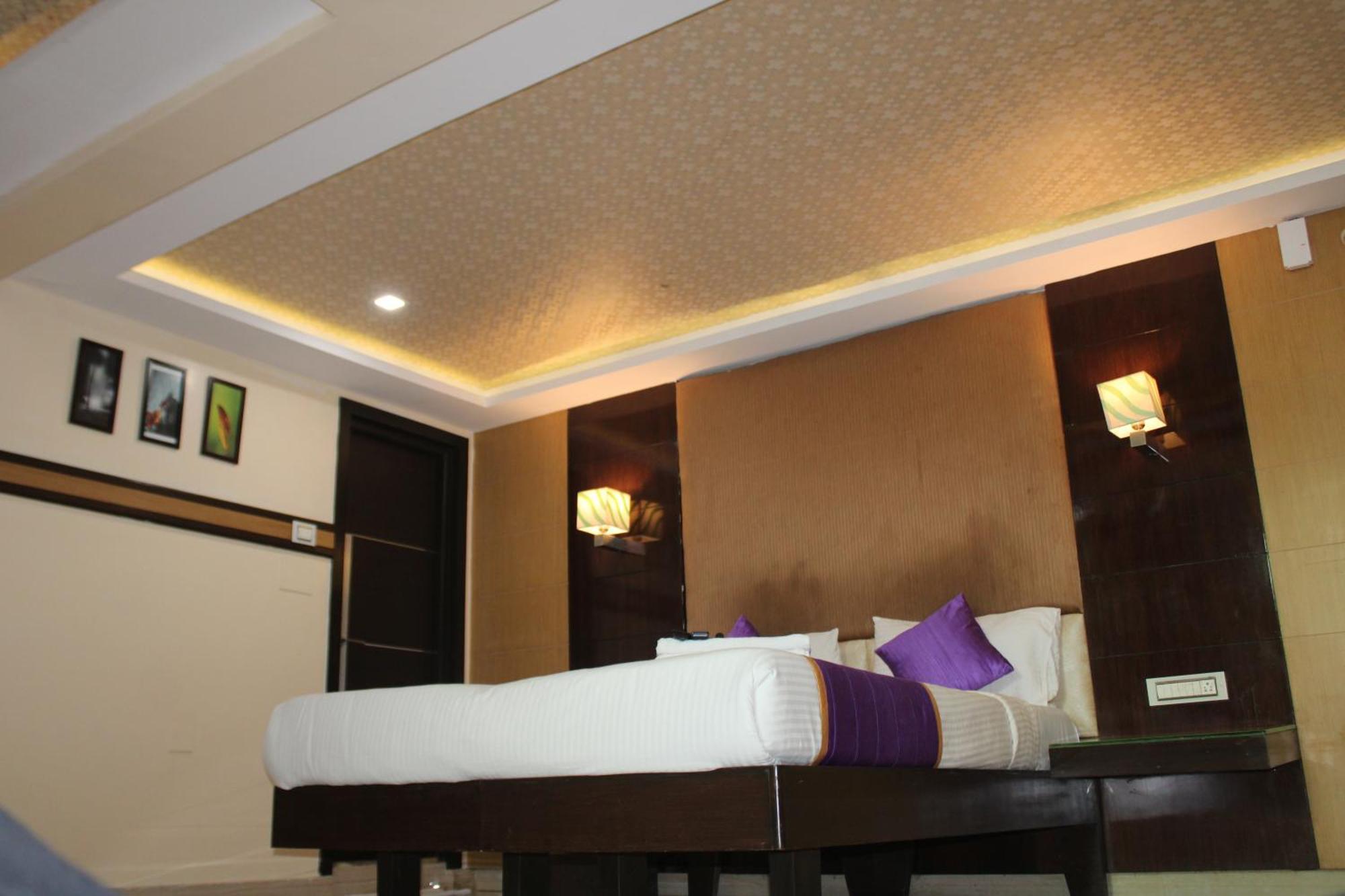 Vp International Hotel Bangalore Exterior photo