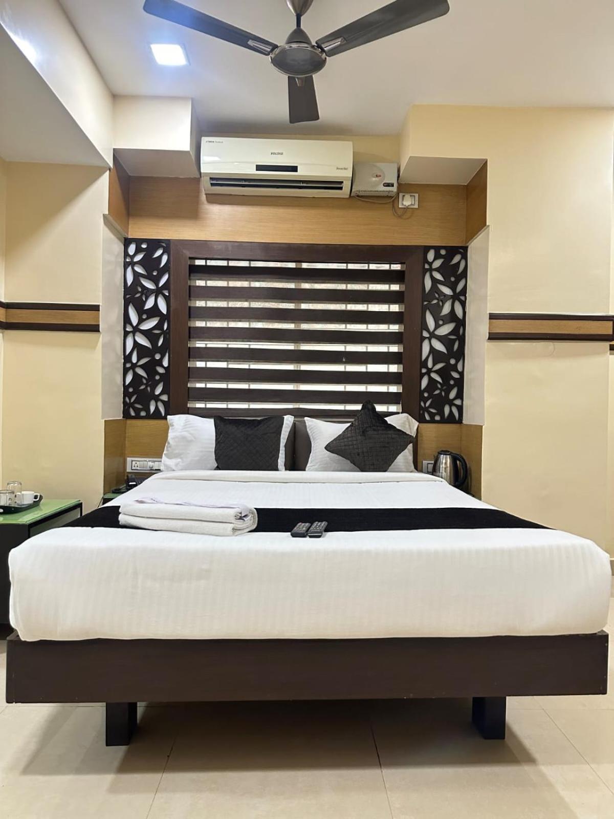 Vp International Hotel Bangalore Exterior photo